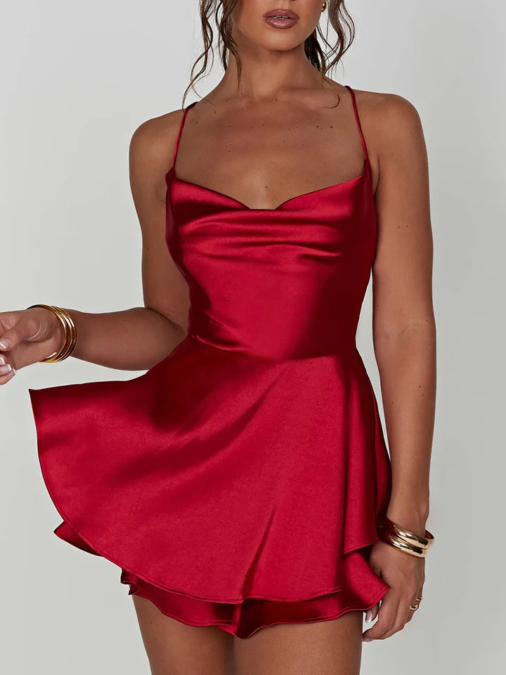 Une Robe Courte en Satin au Charme Irrésistible