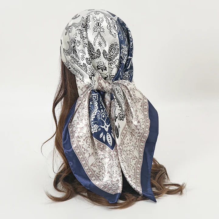 Un foulard en satin fluide, pensé pour sublimer chaque mouvement