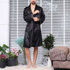 Élégance noire et satin luxueux