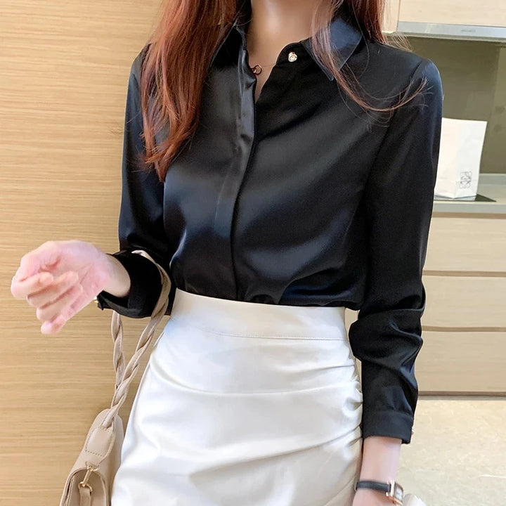 Une chemise minimaliste, mais tout sauf basique