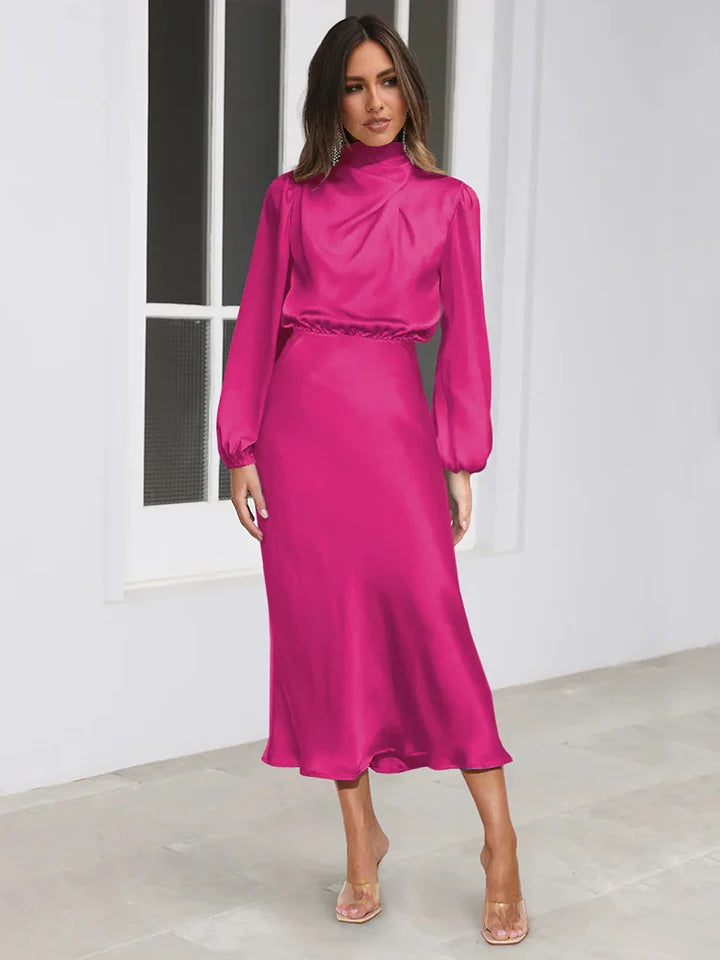 Un Satin Luxueux & Un Col Drapé Élégant