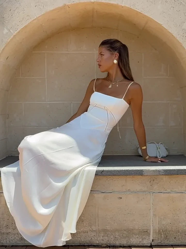 Une Robe Satinée à l’Allure Intemporelle