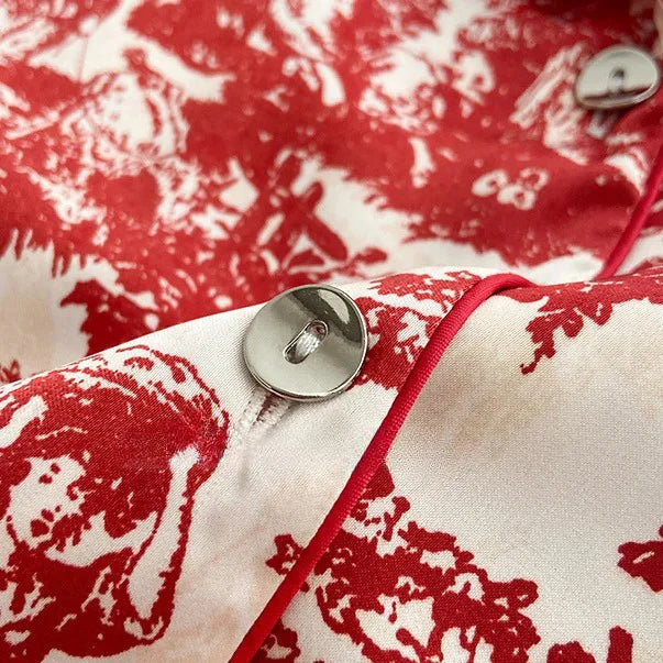 Un Pyjama en Satin au Charme Intemporel